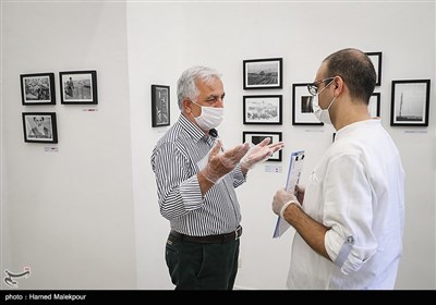 سعید صادقی در مراسم افتتاح نمایشگاه عکس ۹۹ در گالری هنر طهران