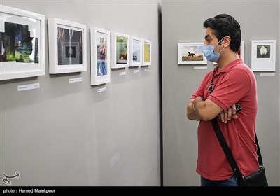 مرتضی فرج‌آبادی در مراسم افتتاح نمایشگاه عکس ۹۹ در گالری هنر طهران