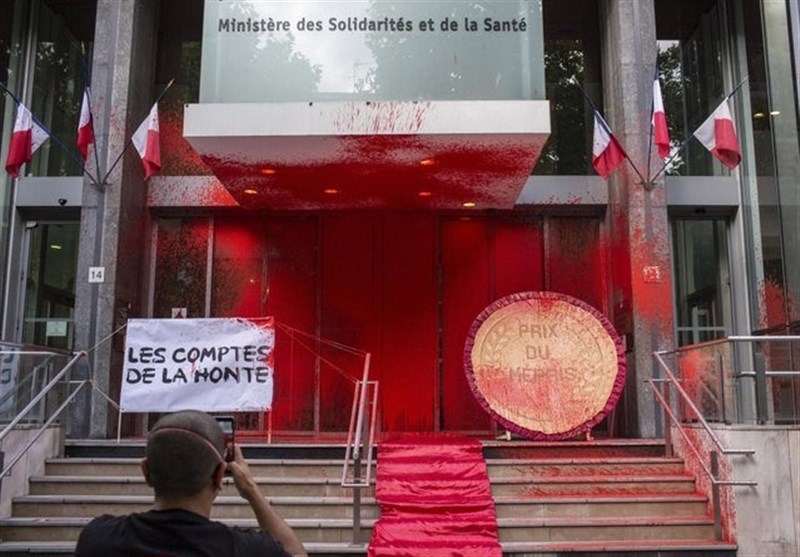 Protesters Douse French Health Ministry with Red Paint