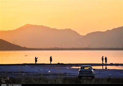 بیمهری انسانها به تنها دریاچه صورتی استان فارس/ زبالهها چهره «مهارلو» را نازیبا کردند + فیلم