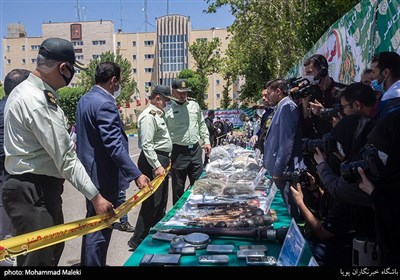 بازدید سردار رحیمی رییس پلیس تهران از کشفیات چهارمین مرحله از طرح ظفر پلیس تهران