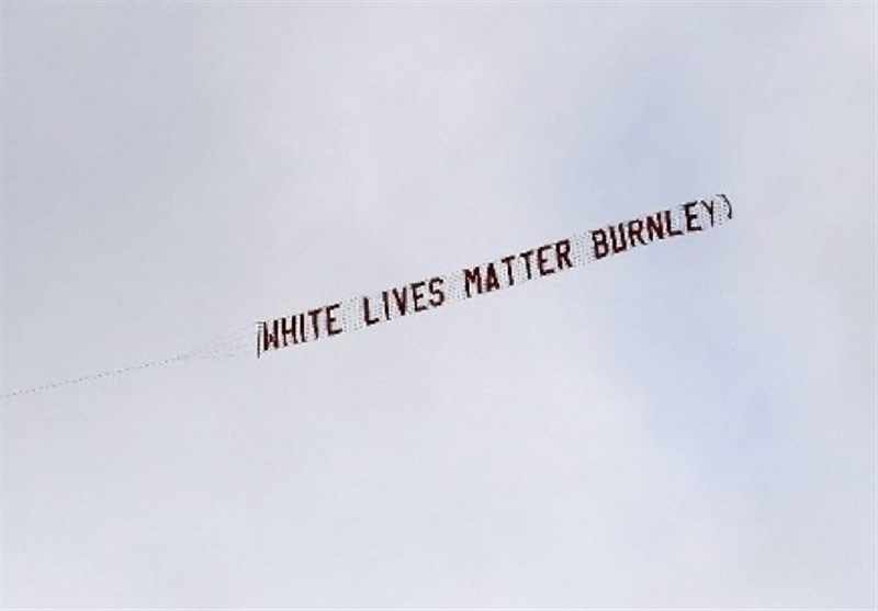لافتة عنصریة ضد حملة دعم السود فی مباراة مانشستر سیتی وبیرنلی