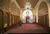 هنجارشکنی یک خانم در حسینیه امینی‌های قزوین؛ تردد با ظاهری غیرمناسب در حسینیه تاریخی‌