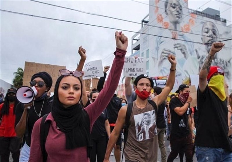 پلیس آمریکا به حجاب دختر مسلمان در تظاهرات ضدنژادپرستی رحم نکرد+عکس