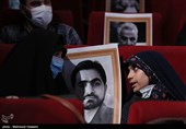 خانواده شهید مدافع حرم هادی باغبانی در مراسم تکریم و معارفه رئیس حوزه هنری