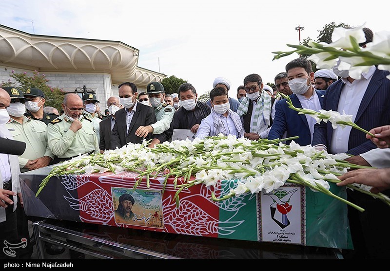 آغاز مراسم وداع با پیکر شهید نسیم افغانی در حرم رضوی/ حضور پرشور خدام و خانواده شهدای فاطمیون