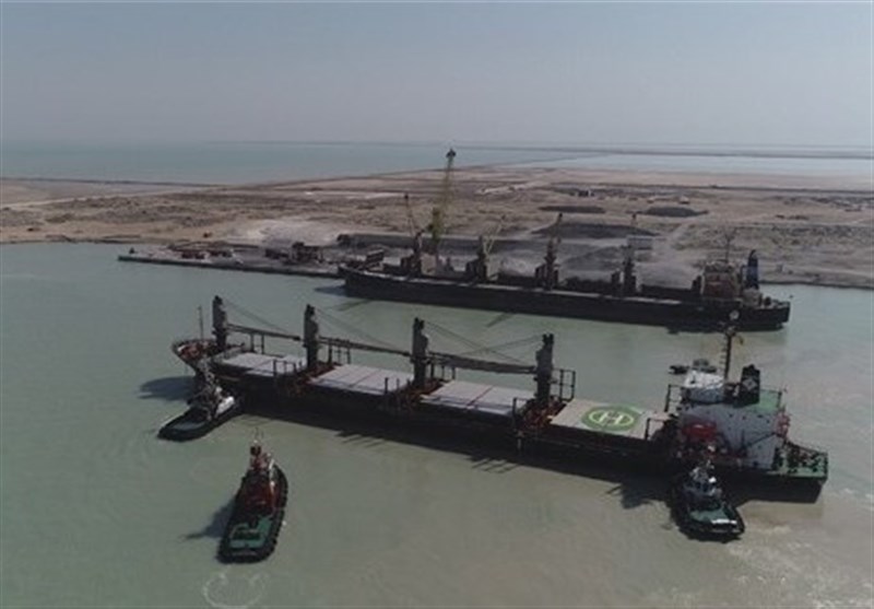 ‌خبر خوش برای کشاورزان/ نخستین کشتی حامل 20هزار تن خاک فسفات در ‌بوشهر پهلو گرفت+ فیلم