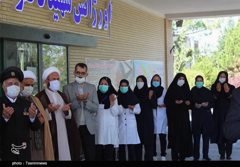 همزمان با دهه کرامت خدام آستان قدس رضوی از پرستاران بیمارستان قائم‌(عج) بردسیر تقدیر کردند + تصاویر
