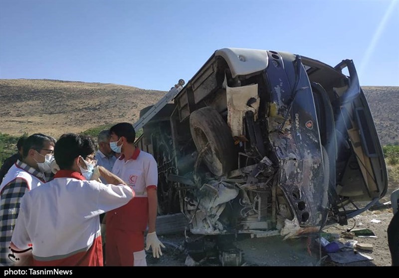 برخورد خودروی سمند با اتوبوس در چهارمحال و بختیاری 5 کشته برجای‌ گذاشت + تصاویر