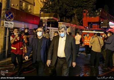 پیروز حناچی شهردار تهران در محل وقوع حادثه