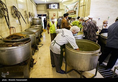 طبخ و توزیع غذای گرم به مناسبت ولادت حضرت امام رضا(ع) در مناطق سیل زده شهرستان آق قلا