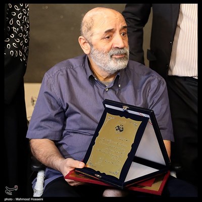 تقدیر از جمال شورجه به عنوان یک هنرمند فرهنگی عضو انجمن قلم در آئین پایانی هجدهمین دوره از جایزه قلم زرین