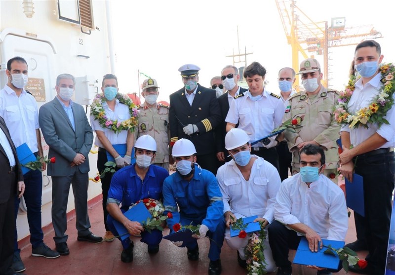 استقبال از نفتکش اعزامی ایران به ونزوئلا در بندر بوشهر / خدمه کشتی ‌گلباران شدند