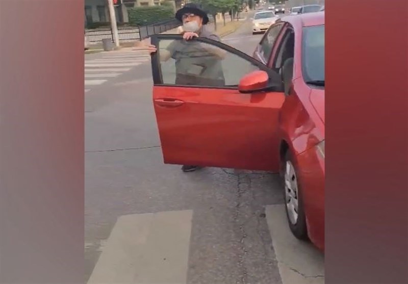 Driver Tries to Plough Through Protesters Blocking Road in Bloomington (+Video)