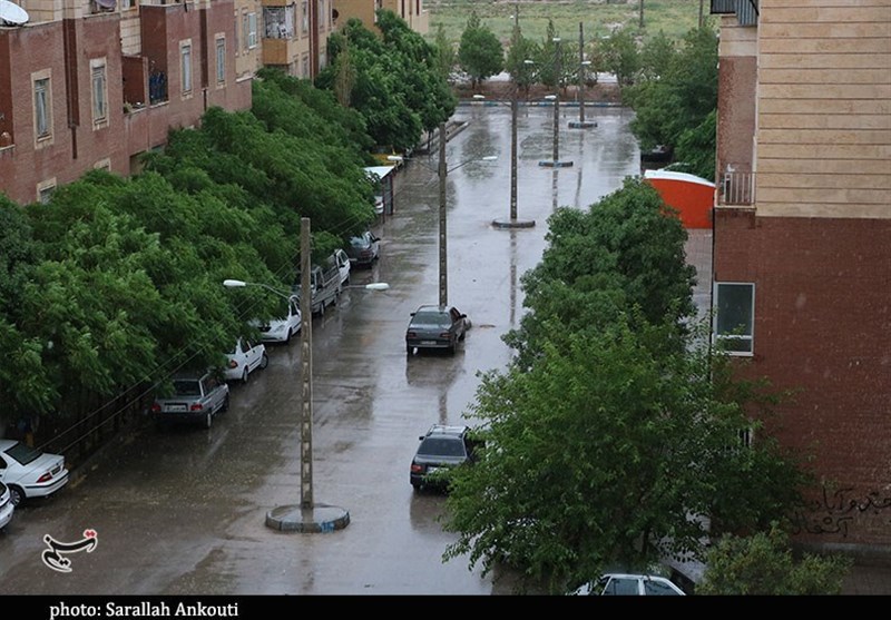 بارش باران تابستانی در ایلام/ آب‌گرفتگی معابر در پی شدت بارش‌ها