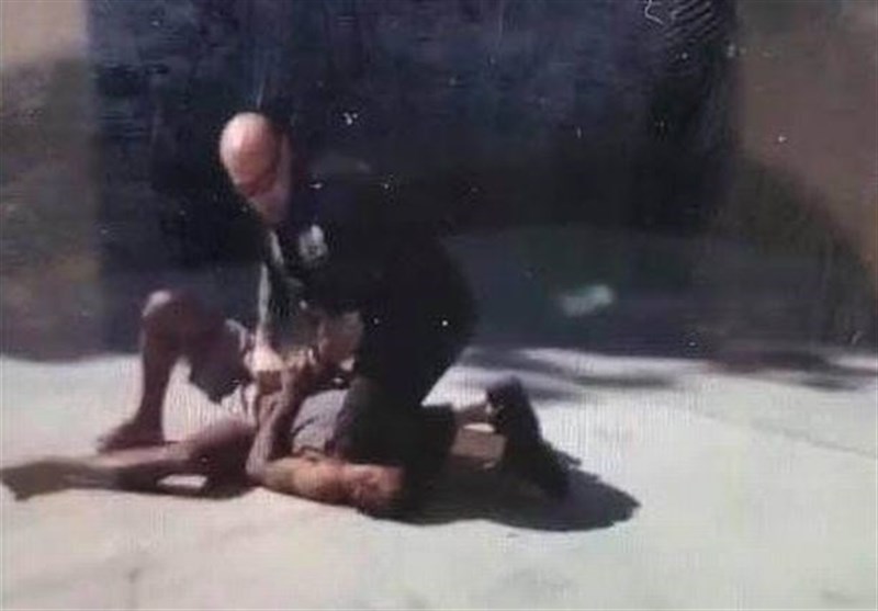 White Cop in US Kneels on Black Man&apos;s Neck Until He Passes Out (+Video)