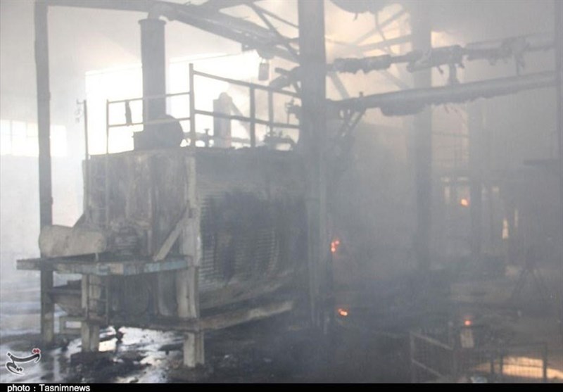 تلاش بی‌وقفه  آتش‌نشانان برای ‌جلوگیری از  سرایت آتش به چند واحد صنعتی اشتهارد + فیلم