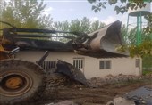 با تخریب ساخت و سازهای غیرمجاز 40000 هزار متر مربع از اراضی رباط کریم آزاد شد