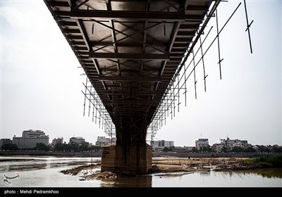  پل سفید اهواز یا پل معلق یا پل هلالی نام یکی از پل‌های شهر اهواز است که یکی از نمادهای این شهر نیز محسوب می‌شود