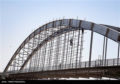  اين پل شرق اهواز را به غرب آن که منطقه تجاري و اداري مهم اهواز است وصل مي‌كند. پل سفيد با قدمت 83 ساله نماد شهر اهواز و استان خوزستان است. این پل با نام های پل سفید، معلق و هلالی شناخته می شود که در سال ۷۸ درفهرست آثار ملی ایران ثبت شده است.