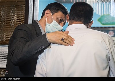 پرویز فتاح رئیس بنیاد مستضعفان به زندانیان آزاد شده تبریک میگوید.