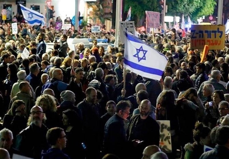 آلاف الإسرائیلیین یتظاهرون أمام منزل نتنیاهو للمطالبة باستقالته