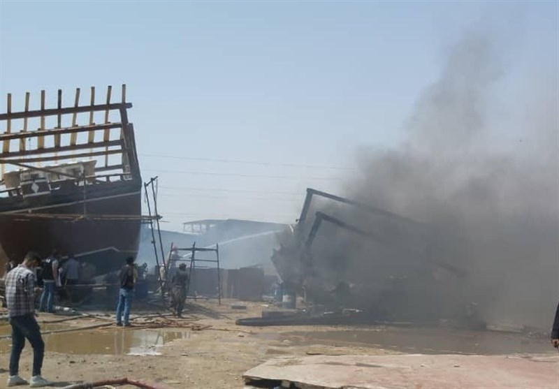 جزئیات آتش‌سوزی در کارخانه لنج‌سازی بوشهر / 7 شناور در آتش سوخت / حریق هنوز مهار نشده + تصاویر