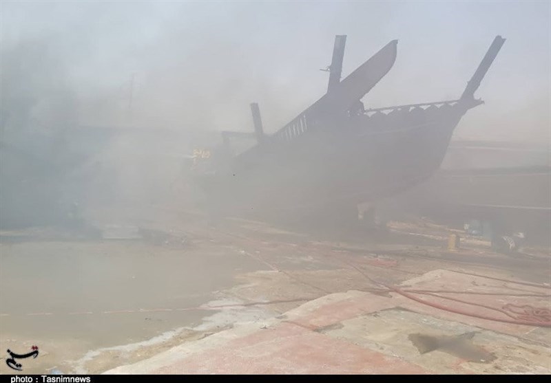 مهار آتش در کارخانه لنج‌سازی بوشهر پس از 5 ساعت / علت حریق مشخص نیست + فیلم