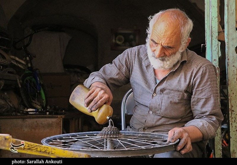 دست‌هایی که نان حلال به خانه می‌برند / روایت‌ تسنیم از پیرمرد دوچرخه‌ساز بازار کرمان + تصاویر
