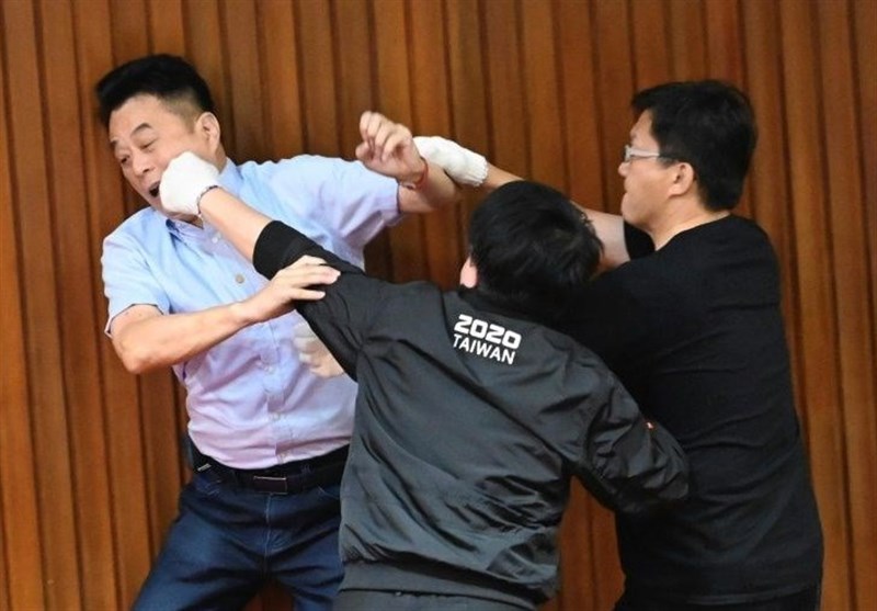 Fighting Erupts in Taiwan Parliament over Disputed Nomination (+Video)