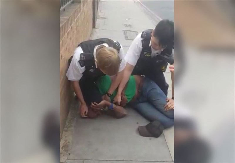 London Police Officer Filmed Kneeling on Black Man’s Neck during Arrest (+Video)