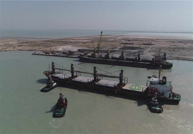 دومین کشتی حامل 20 هزار تن خاک فسفات در بندر بوشهر پهلو گرفت+تصاویر