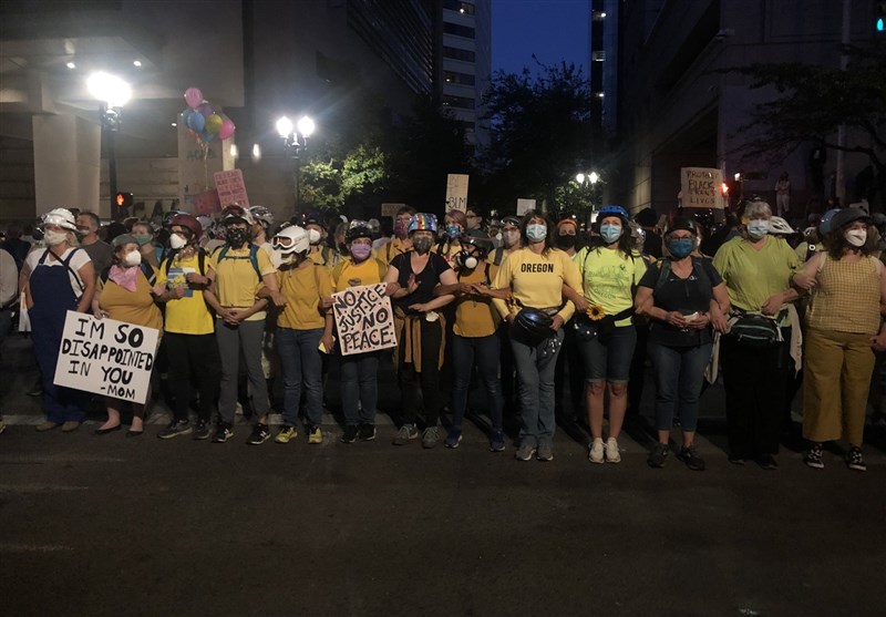 Portland Mothers Form Human Wall to Protect Protesters from Federal Officers (+Video)