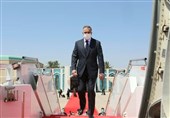 عراقی وزیراعظم ایک اعلی سطحی وفد کے ہمراہ تہران پہنچ گئے