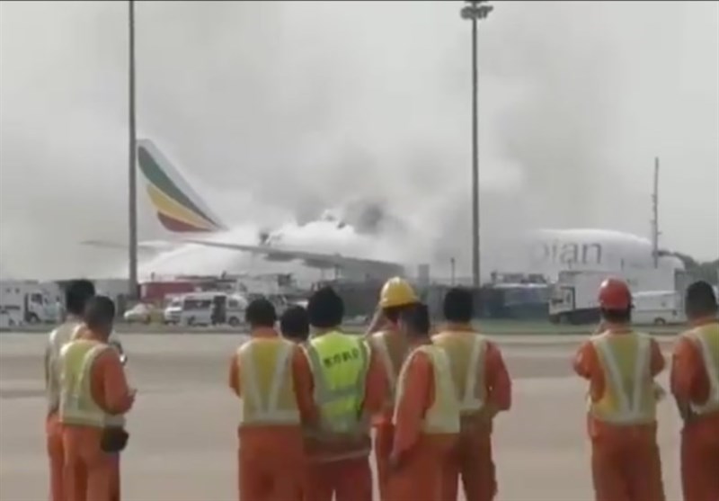 آتش گرفتن هواپیمای باربری در فرودگاه شانگهای + فیلم