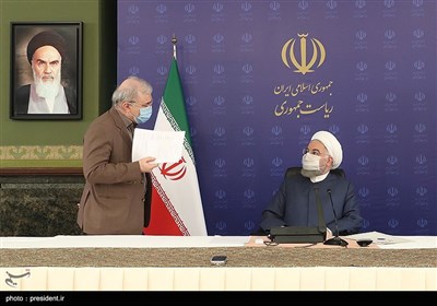 حجت‌الاسلام حسن روحانی رئیس جمهور و سعید نمکی وزیر بهداشت در جلسه ستاد ملی مقابله با کرونا 