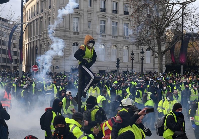 Yellow Vest Protesters Hold Anti-Govt Rallies in French Capital