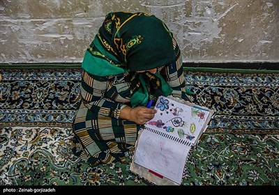 مادر خانواده سعی داردبا تغییرحال و هوای خانه وایجاد فضایی متفاوت،روحیه ای تازه ایجاد کند.