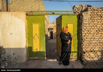 مادر خانواده سعی داردبا تغییرحال و هوای خانه وایجاد فضایی متفاوت،روحیه ای تازه ایجاد کند.