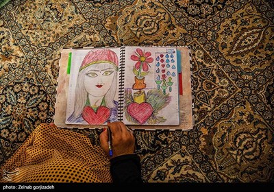 مادر خانواده سعی داردبا تغییرحال و هوای خانه وایجاد فضایی متفاوت،روحیه ای تازه ایجاد کند.