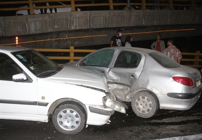 طوفان شن منجر به برخورد 11 دستگاه خودرو در محور اصفهان-نائین شد