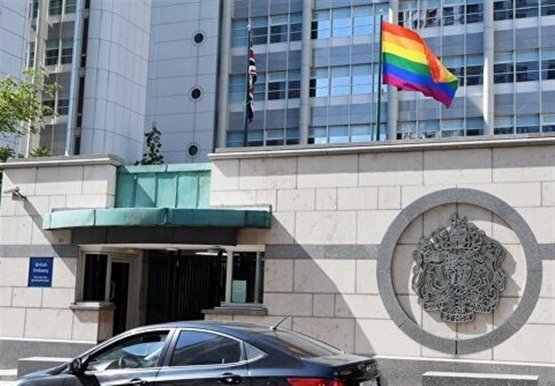 چرا روسیه با نصب نماد همجنس‌گرایان در سفارتخانه‌های غربی مخالف است؟