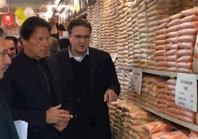 بازدید سرزده عمران خان از فروشگاه‌های مواد غذایی و نظارت بر قیمت‌ها