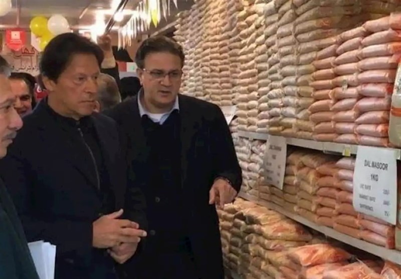 بازدید سرزده عمران خان از فروشگاه‌های مواد غذایی و نظارت بر قیمت‌ها