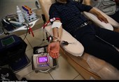 اهدای زندگی در روزهای کرونایی / در مرکز اهدای خون پردیس عشق و همدلی به بیماران موج می زند + فیلم