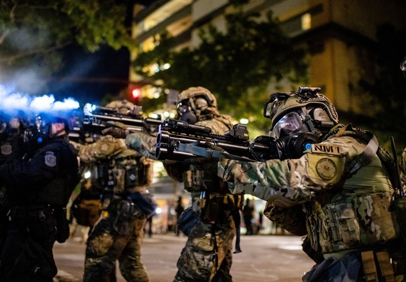 تصاویر تکان دهنده از سرکوب شدید معترضان در پورتلند توسط نیروهای امنیتی آمریکا