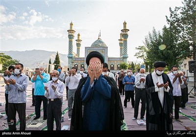 اقامه نماز عید قربان در امامزاده پنج تن لویزان