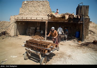 کارگران این کروه ها به صورت خانوادگی با اتاقک هایی که برای زندگی در کنار کروه ها دارند ،فصل گرما را با خشک کردن خشت ها میگذرانند .اغلب این افراد از برادارن و خواهران افاغنه هستند که به صورت خانوادگی هر روزه در کنار هم مشغول به کار در کوره ها هستند و گل ها را آماده ،قالب گیری و درون محوطه باز زیر آفتاب قالب ها را برای خشک کردن زیر نور آفتاب می گذراند و سپس آنها را انبار میکنند و برای خشک شدن کامل در مرحله آخر ، آجرهای گلی را درون کروه ها با دمای 1000درجه سانتی گراد برای پخته شدن میچینند و پس از پخته شدن ،بارگیری و روانه بازار می گردند.