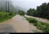 سیلاب راه ارتباطی روستاهای قصرقند سیستان و بلوچستان را مسدود کرد
