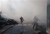 آتش‌سوزی سوله نگهداری ضایعات پلاستیک در جاده ورامین + تصاویر